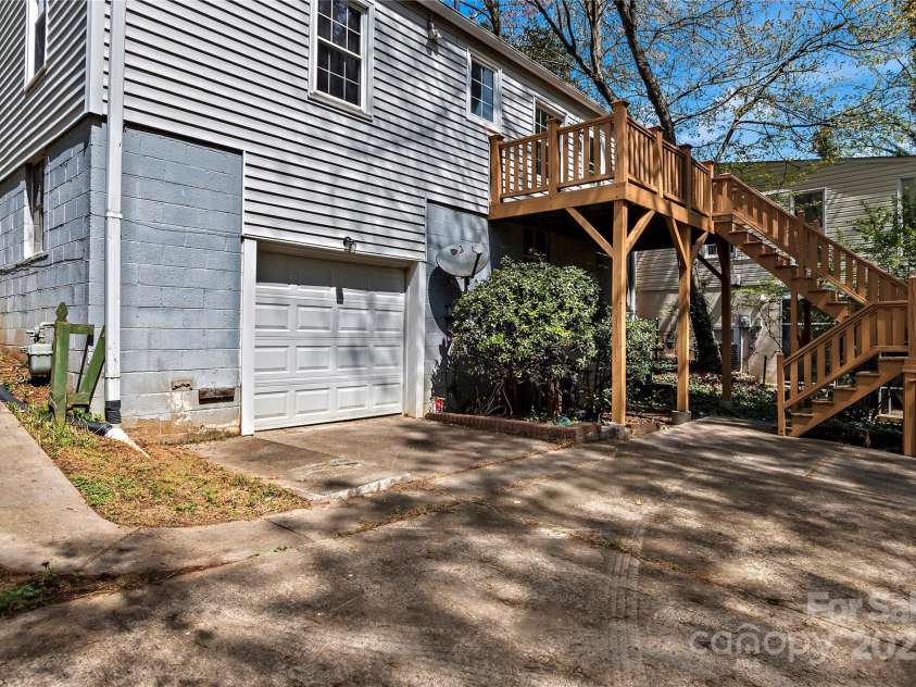 2426 Queen Street, Winston Salem, NC 27103.  MLS# CAR4242940, YatesRealty ID 9468. 