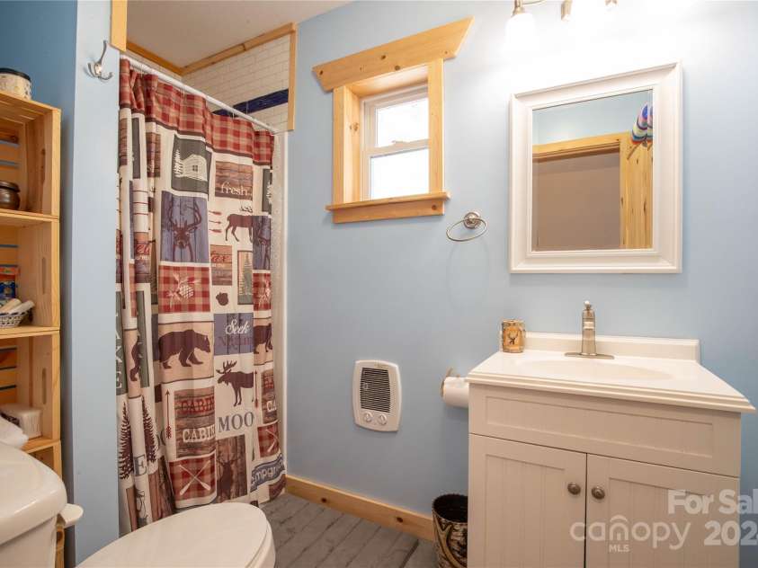 226 Orchard View Trail, Spruce Pine, NC 28777.  MLS# CAR4197502, YatesRealty ID 947. Upstairs Bathroom