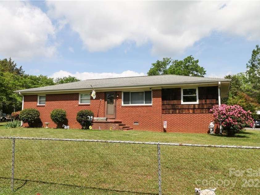 562 Cedar Drive, Lexington, NC 27292.  MLS# CAR4253348, YatesRealty ID 9470. 