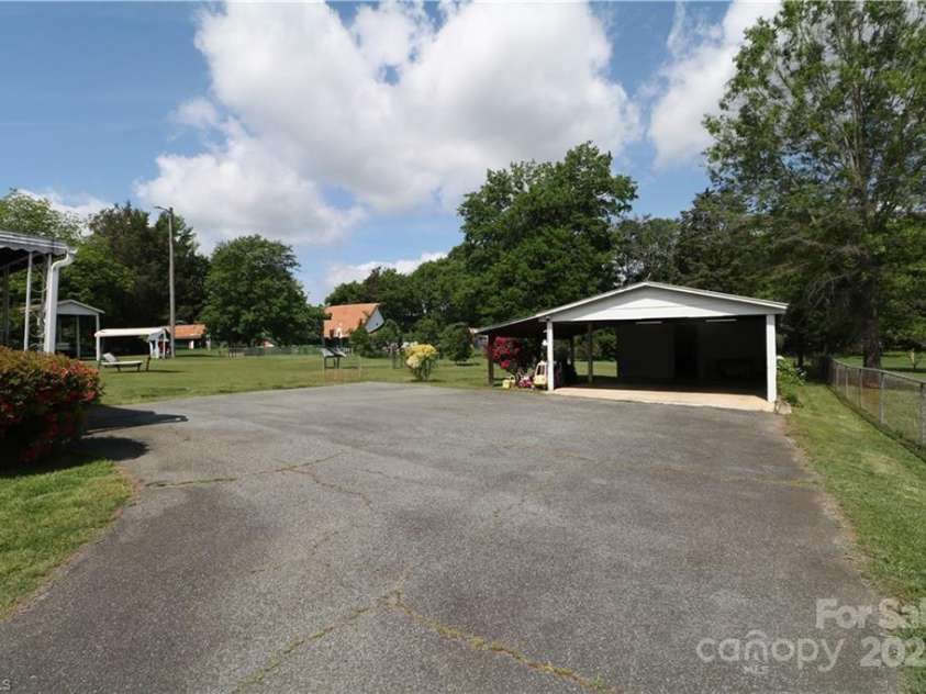 562 Cedar Drive, Lexington, NC 27292.  MLS# CAR4253348, YatesRealty ID 9470. 