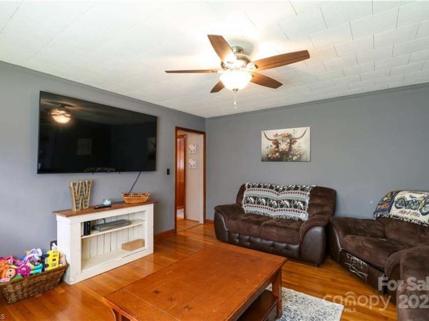 562 Cedar Drive, Lexington, NC 27292.  MLS# CAR4253348, YatesRealty ID 9470. 