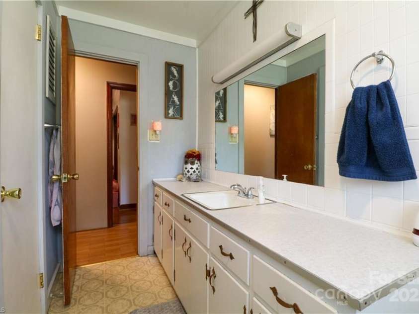 562 Cedar Drive, Lexington, NC 27292.  MLS# CAR4253348, YatesRealty ID 9470. 