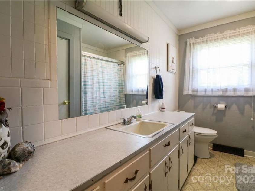 562 Cedar Drive, Lexington, NC 27292.  MLS# CAR4253348, YatesRealty ID 9470. 