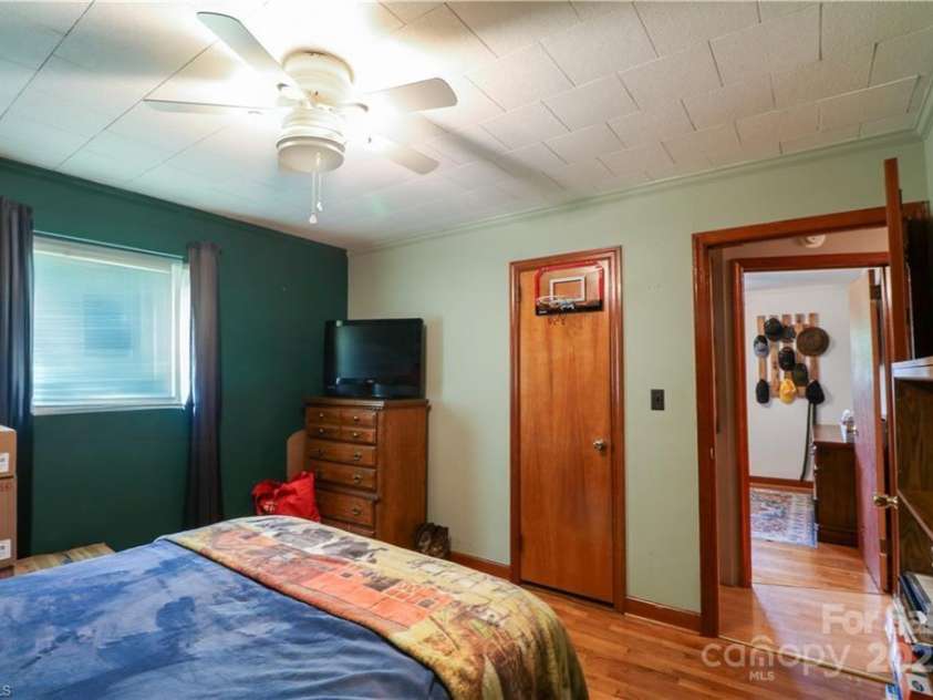 562 Cedar Drive, Lexington, NC 27292.  MLS# CAR4253348, YatesRealty ID 9470. 