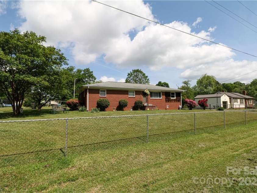 562 Cedar Drive, Lexington, NC 27292.  MLS# CAR4253348, YatesRealty ID 9470. 
