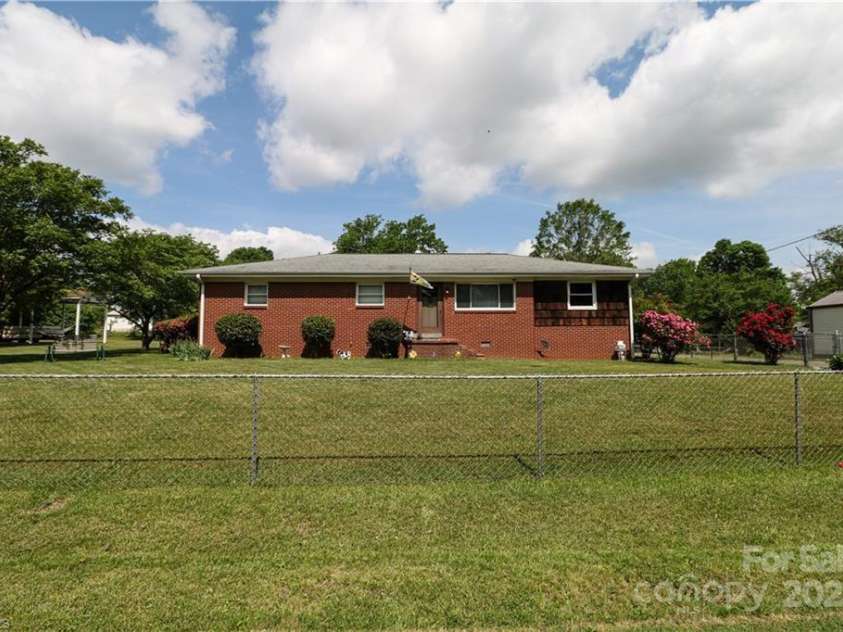 562 Cedar Drive, Lexington, NC 27292.  MLS# CAR4253348, YatesRealty ID 9470. 