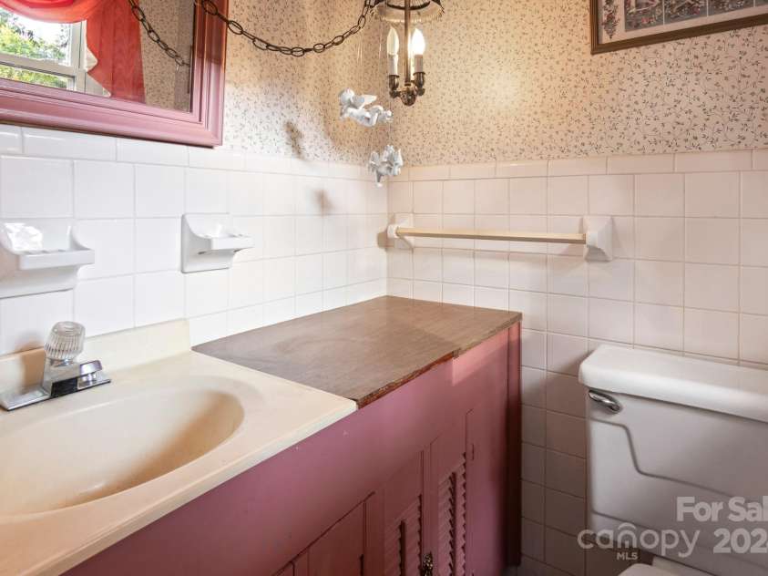 1573 Timberlake Drive, Shelby, NC 28150.  MLS# CAR4173911, YatesRealty ID 9474. Half bath off bedroom