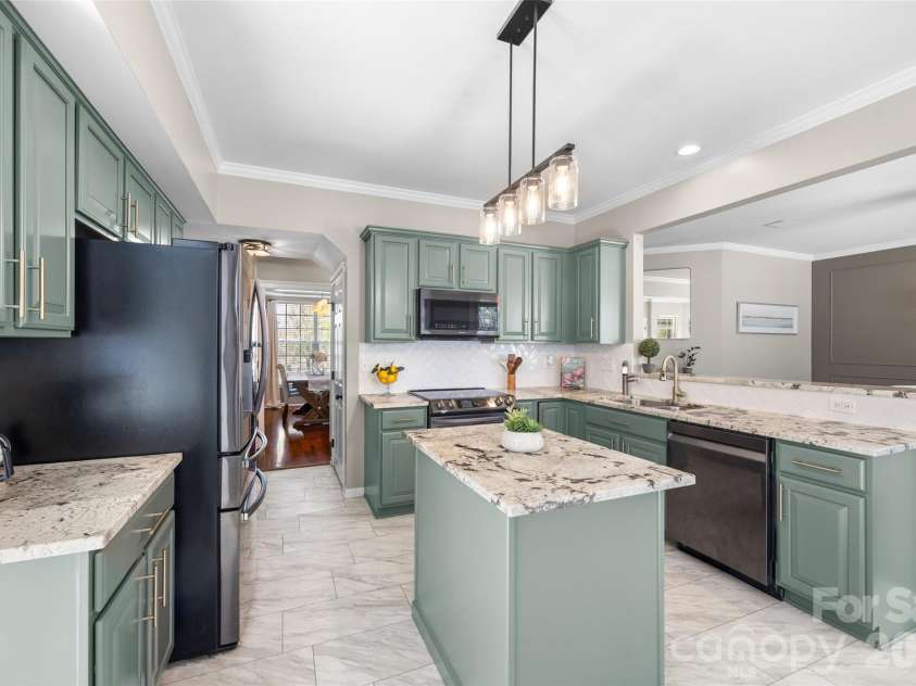 12141 Stone Forest Drive, Pineville, NC 28134.  MLS# CAR4360442, YatesRealty ID 9475. Kitchen