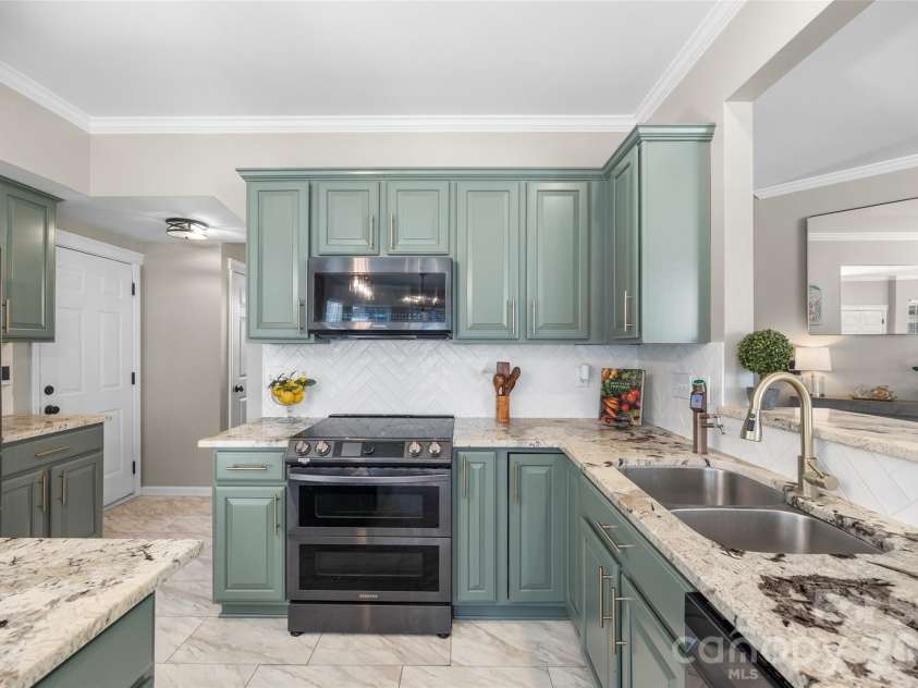 12141 Stone Forest Drive, Pineville, NC 28134.  MLS# CAR4360442, YatesRealty ID 9475. Kitchen