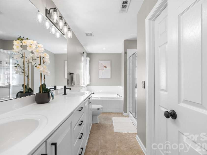12141 Stone Forest Drive, Pineville, NC 28134.  MLS# CAR4360442, YatesRealty ID 9475. Primary Bathroom