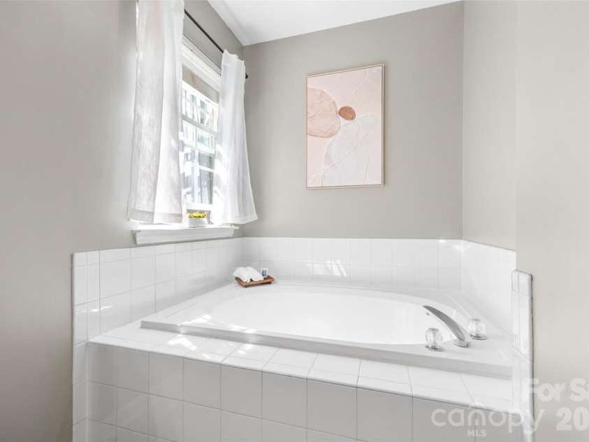 12141 Stone Forest Drive, Pineville, NC 28134.  MLS# CAR4360442, YatesRealty ID 9475. Soaking Tub