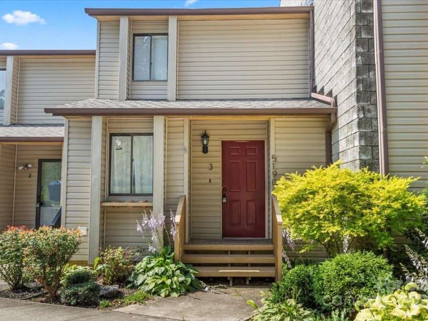 5190 Corbin Lane, Hickory, NC 28601.  MLS# CAR4215857, YatesRealty ID 9477. Front of the House