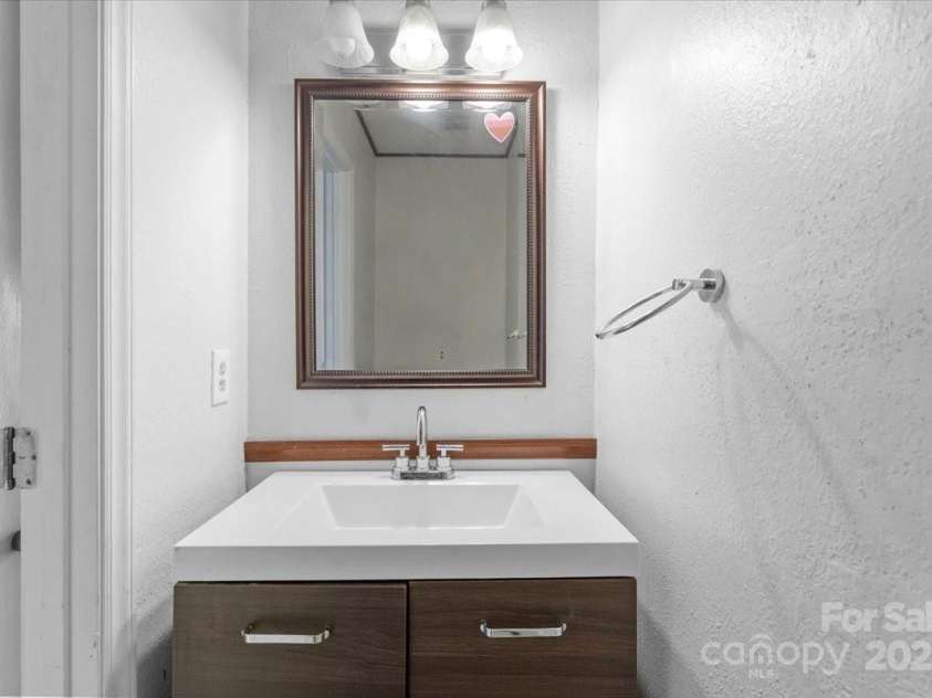 5190 Corbin Lane, Hickory, NC 28601.  MLS# CAR4215857, YatesRealty ID 9477. Half Bath