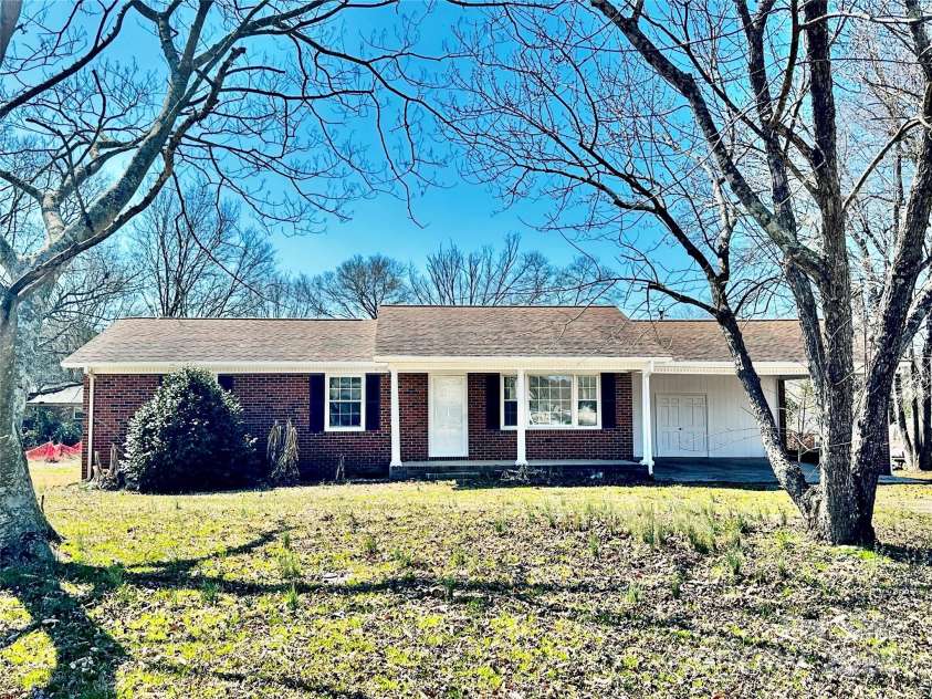 2604 Oxford Circle, Lancaster, SC 29720.  MLS# CAR4227726, YatesRealty ID 9479. 