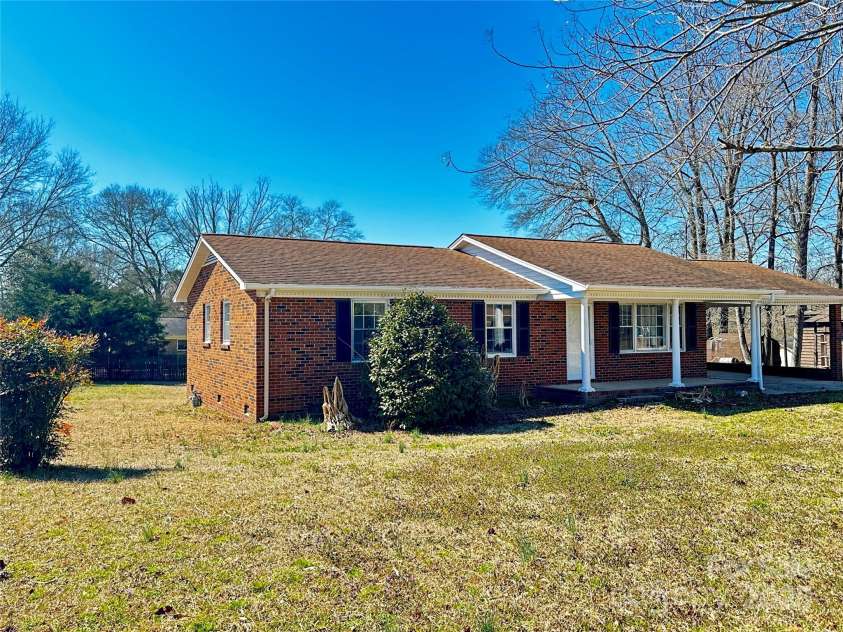 2604 Oxford Circle, Lancaster, SC 29720.  MLS# CAR4227726, YatesRealty ID 9479. 