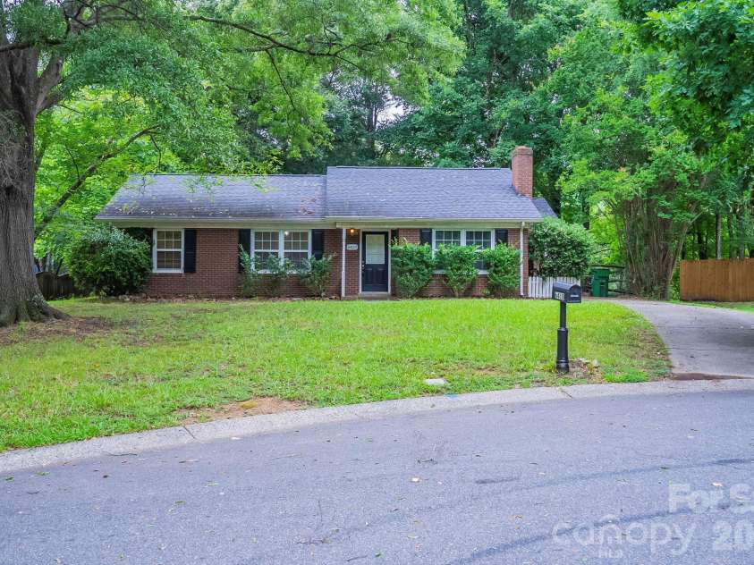 6410 Pineburr Court, Charlotte, NC 28211.  MLS# CAR4287603, YatesRealty ID 9480. 