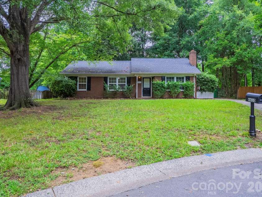 6410 Pineburr Court, Charlotte, NC 28211.  MLS# CAR4287603, YatesRealty ID 9480. 