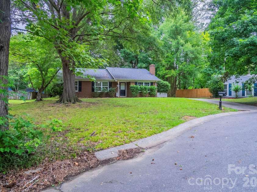 6410 Pineburr Court, Charlotte, NC 28211.  MLS# CAR4287603, YatesRealty ID 9480. 