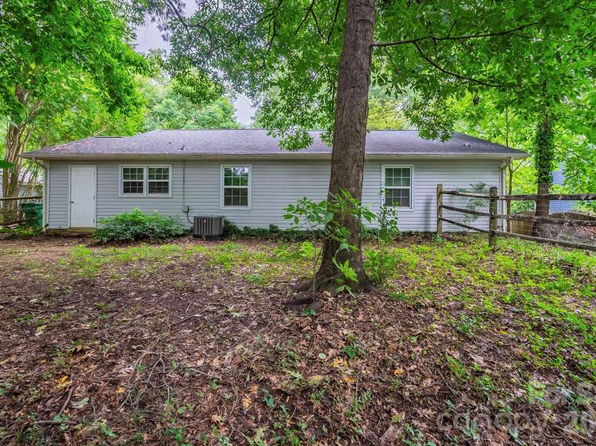 6410 Pineburr Court, Charlotte, NC 28211.  MLS# CAR4287603, YatesRealty ID 9480. 
