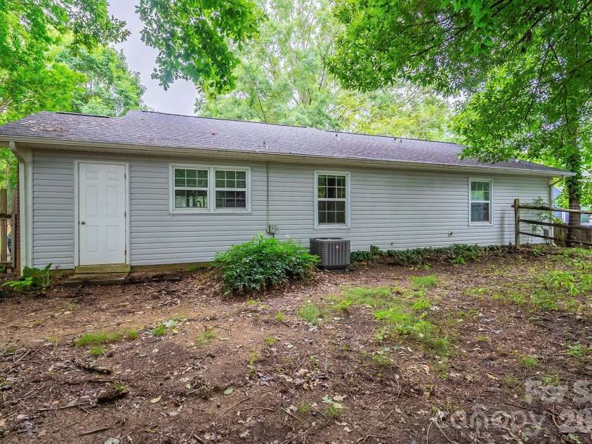 6410 Pineburr Court, Charlotte, NC 28211.  MLS# CAR4287603, YatesRealty ID 9480. 