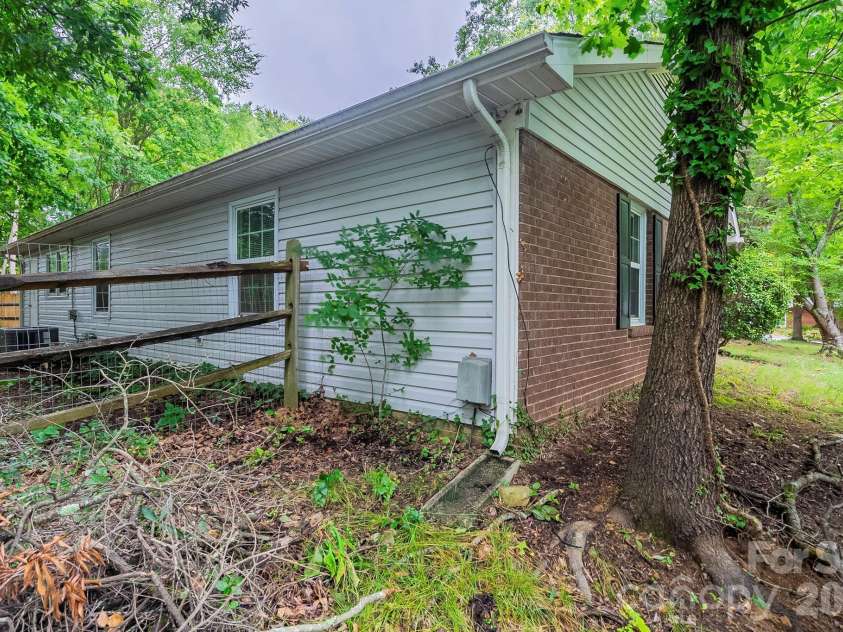 6410 Pineburr Court, Charlotte, NC 28211.  MLS# CAR4287603, YatesRealty ID 9480. 