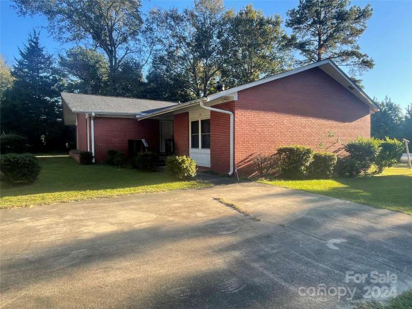 97 Chapman Drive, Cheraw, SC 29520.  MLS# CAR4194880, YatesRealty ID 9481. 