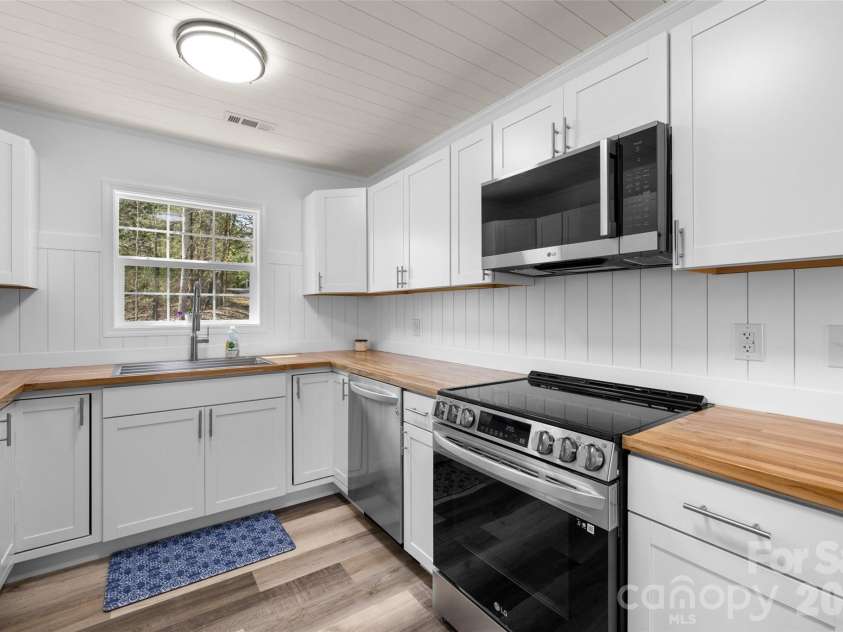 5980 Quarter Mile Road, Clover, SC 29710.  MLS# CAR4358469, YatesRealty ID 9482. Kitchen