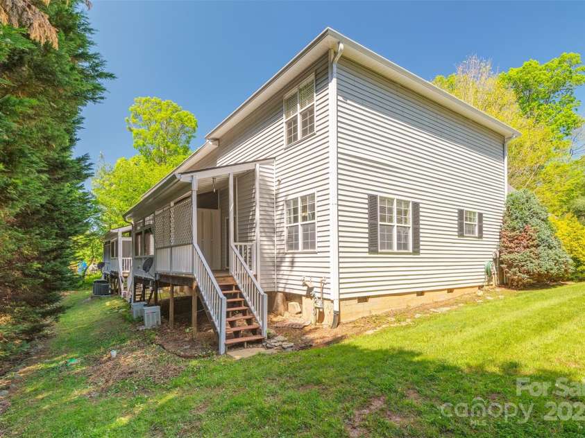 9 Willoughby Run Drive, Asheville, NC 28803.  MLS# CAR4242176, YatesRealty ID 9485. Nice end unit. Room to play.