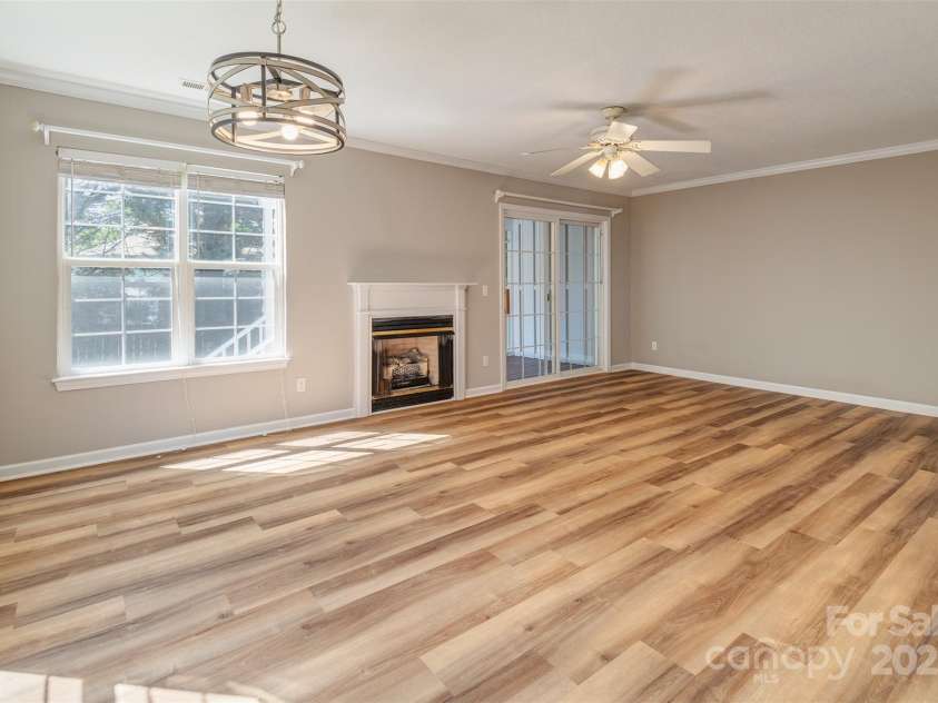 9 Willoughby Run Drive, Asheville, NC 28803.  MLS# CAR4242176, YatesRealty ID 9485. Nice open dining area and living room