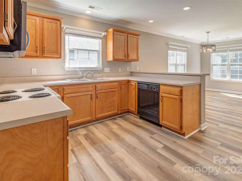 9 Willoughby Run Drive, Asheville, NC 28803.  MLS# CAR4242176, YatesRealty ID 9485. Open kitchen with plenty of counter space