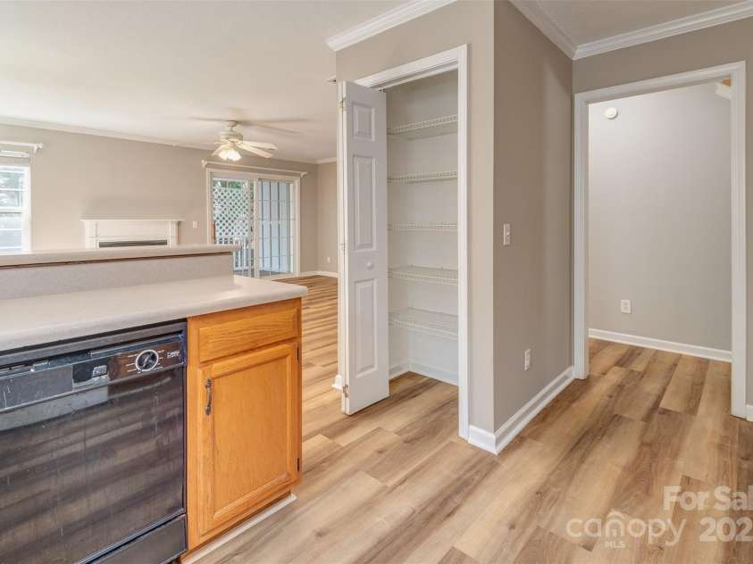 9 Willoughby Run Drive, Asheville, NC 28803.  MLS# CAR4242176, YatesRealty ID 9485. Spacious Kitchen, lots of storage, and pantry