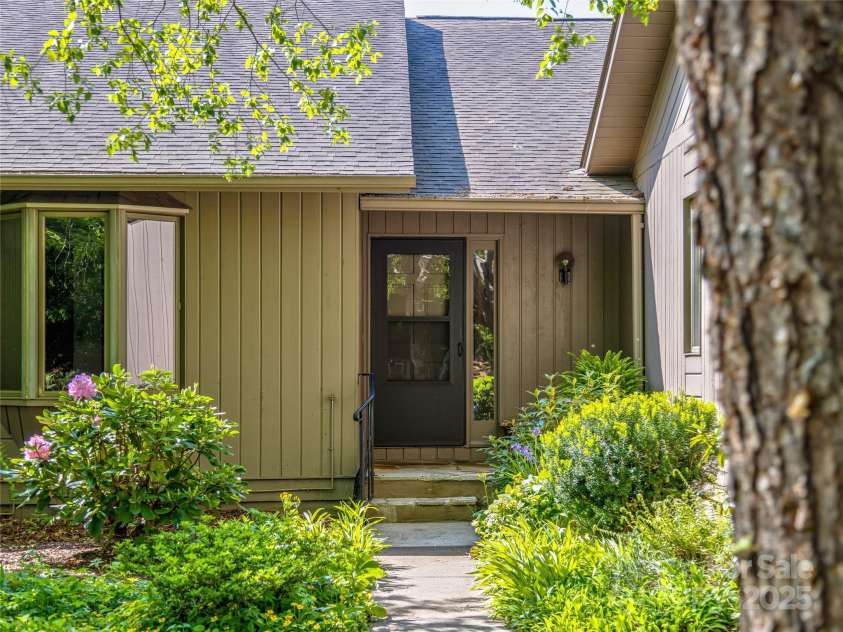 3 Governors Drive, Asheville, NC 28804.  MLS# CAR4249867, YatesRealty ID 9487. 