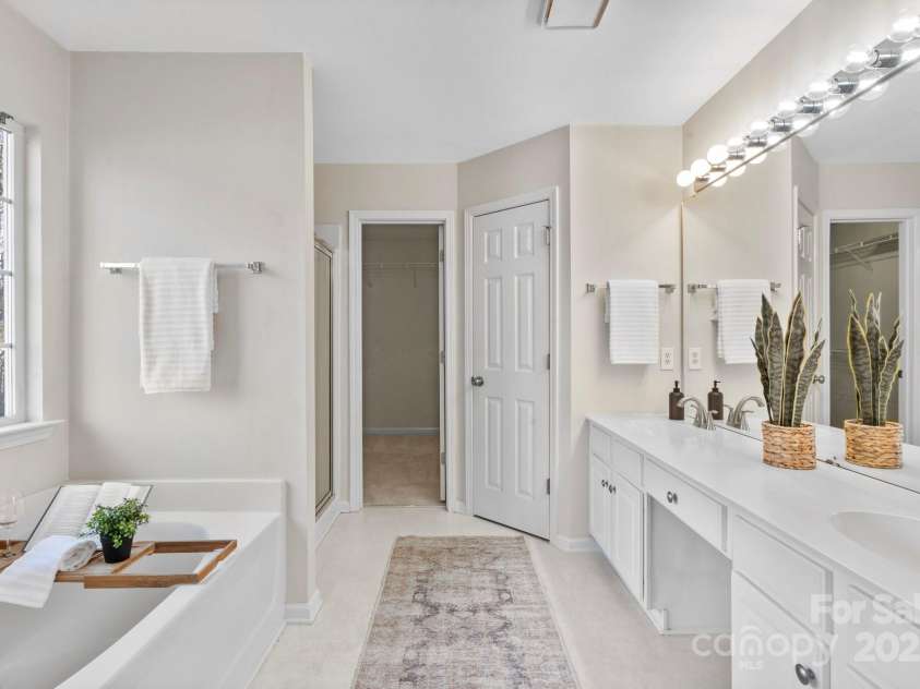 13443 Norseman Lane, Huntersville, NC 28078.  MLS# CAR4218329, YatesRealty ID 949. Roomy Primary Bathroom with soaking tub