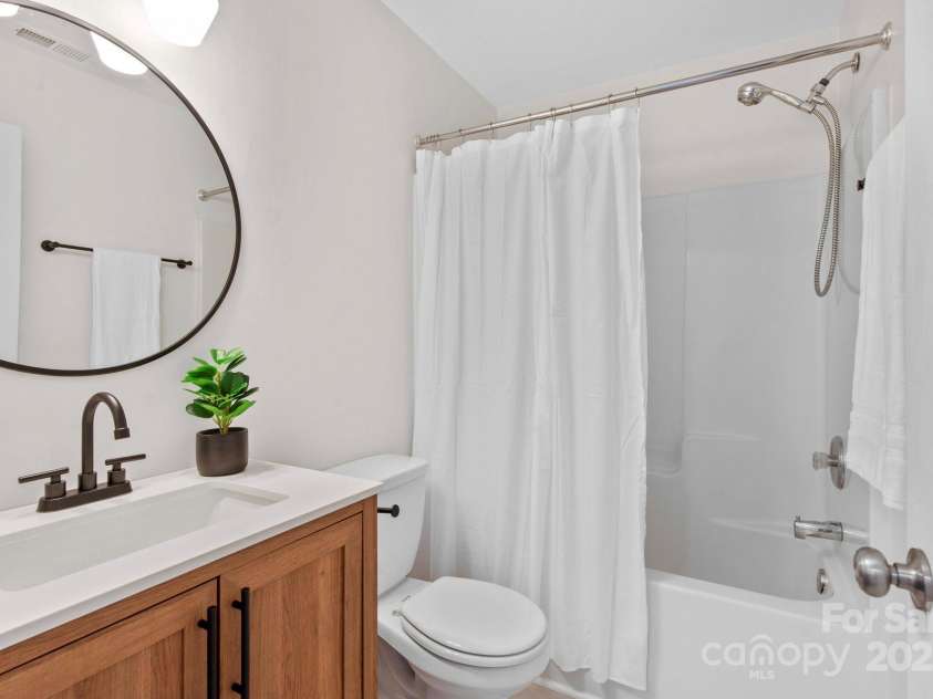 13443 Norseman Lane, Huntersville, NC 28078.  MLS# CAR4218329, YatesRealty ID 949. Upstairs Full Bathroom