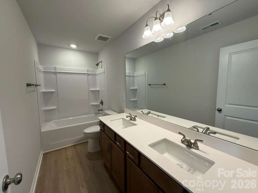 1231 Bansal Drive, Charlotte, NC 28215.  MLS# CAR4363373, YatesRealty ID 9491. Hall Bath