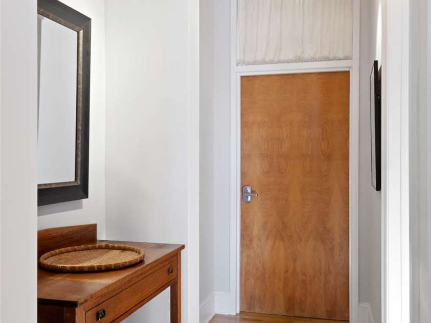 35 Patton Avenue, Asheville, NC 28801.  MLS# CAR4299187, YatesRealty ID 9493. Entrance hallway