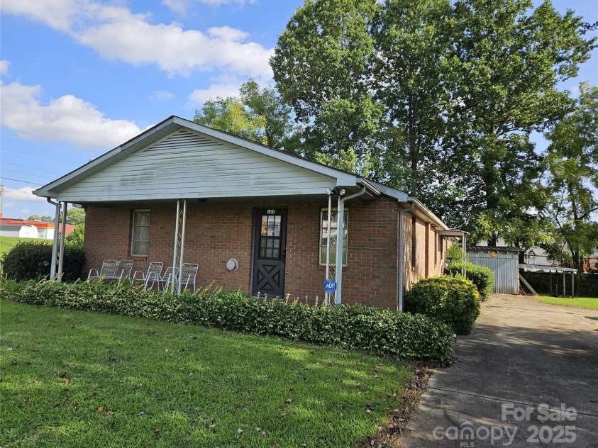 105 Marble Road, Statesville, NC 28625.  MLS# CAR4309755, YatesRealty ID 9495. 