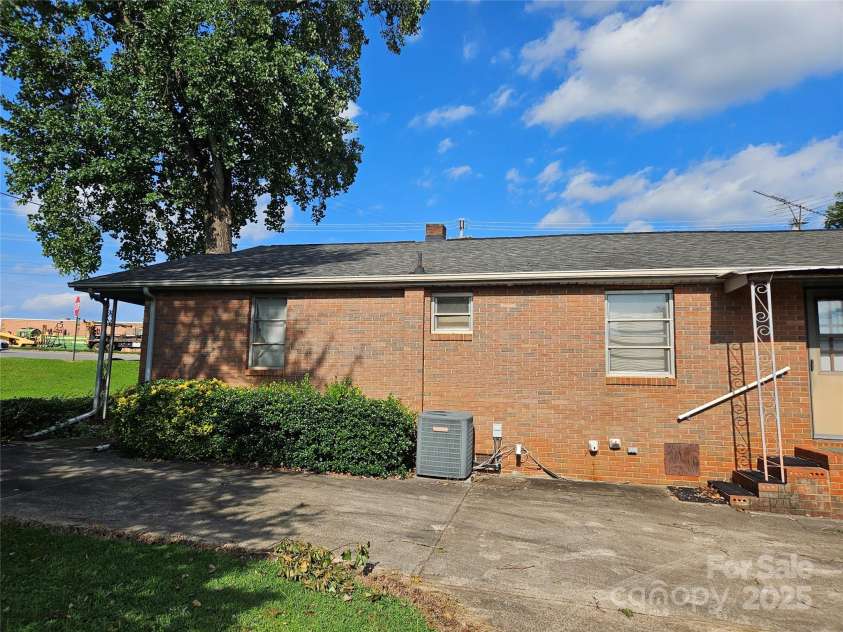 105 Marble Road, Statesville, NC 28625.  MLS# CAR4309755, YatesRealty ID 9495. 