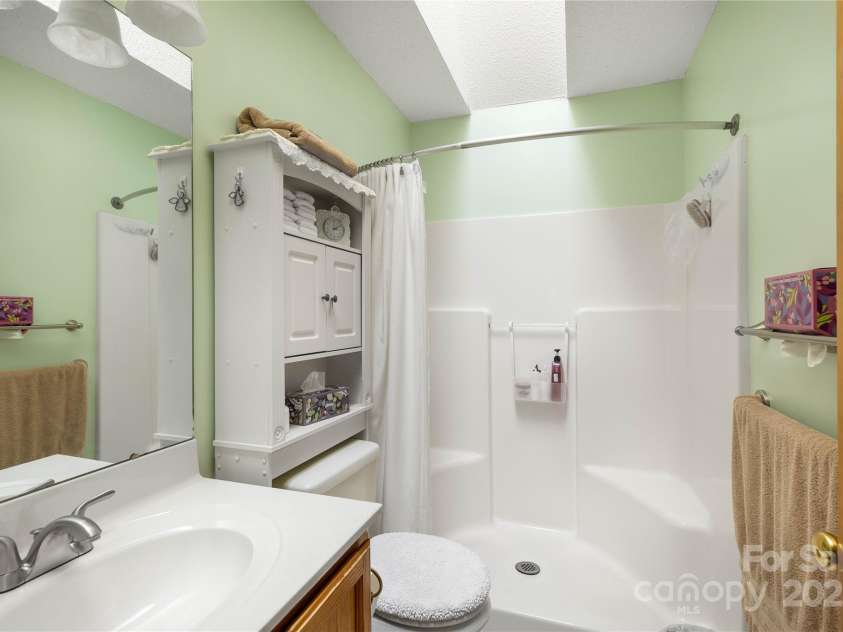 204 Kyfields None, Weaverville, NC 28787.  MLS# CAR4252344, YatesRealty ID 9496. Bathroom #1