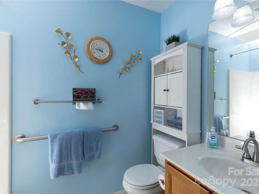 204 Kyfields None, Weaverville, NC 28787.  MLS# CAR4252344, YatesRealty ID 9496. Bathroom #2