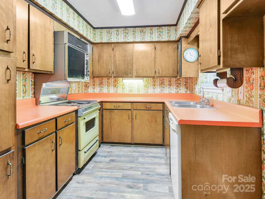 6 Westridge Court, Asheville, NC 28806.  MLS# CAR4223239, YatesRealty ID 9497. 