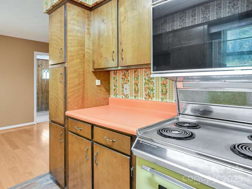 6 Westridge Court, Asheville, NC 28806.  MLS# CAR4223239, YatesRealty ID 9497. 