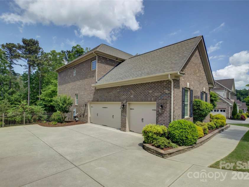 16519 Flintrock Falls Lane, Charlotte, NC 28278.  MLS# CAR4248364, YatesRealty ID 9498. 3 car sideload garage