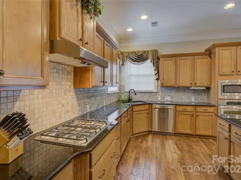 16519 Flintrock Falls Lane, Charlotte, NC 28278.  MLS# CAR4248364, YatesRealty ID 9498. 