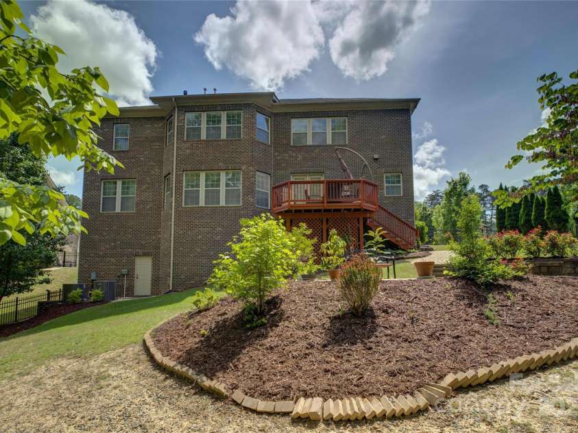 16519 Flintrock Falls Lane, Charlotte, NC 28278.  MLS# CAR4248364, YatesRealty ID 9498. 