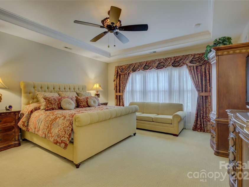 16519 Flintrock Falls Lane, Charlotte, NC 28278.  MLS# CAR4248364, YatesRealty ID 9498. Primary suite