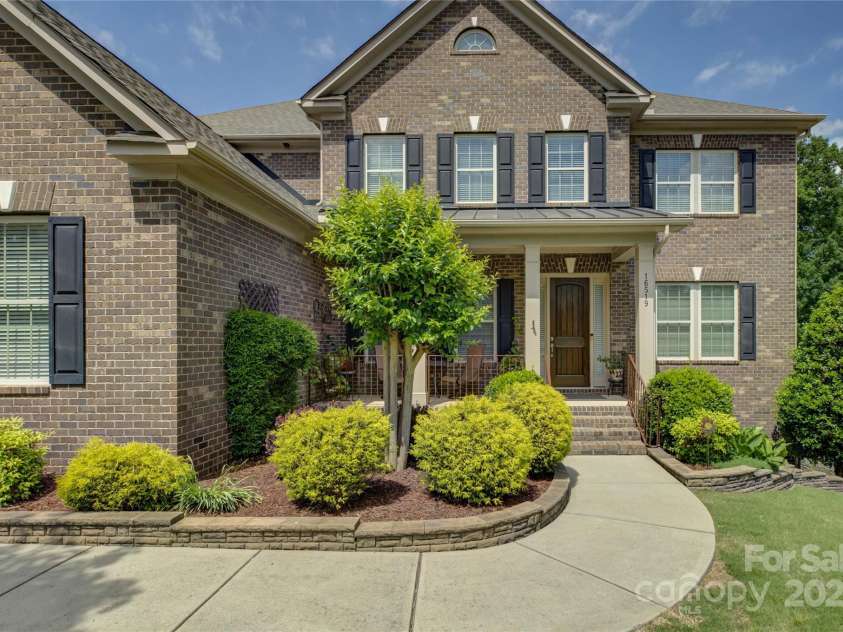 16519 Flintrock Falls Lane, Charlotte, NC 28278.  MLS# CAR4248364, YatesRealty ID 9498. Stunning entrance