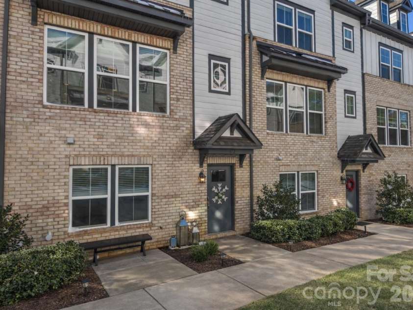 612 Tudor Park Way, Charlotte, NC 28211.  MLS# CAR4343466, YatesRealty ID 9498. Snow removed with AI
