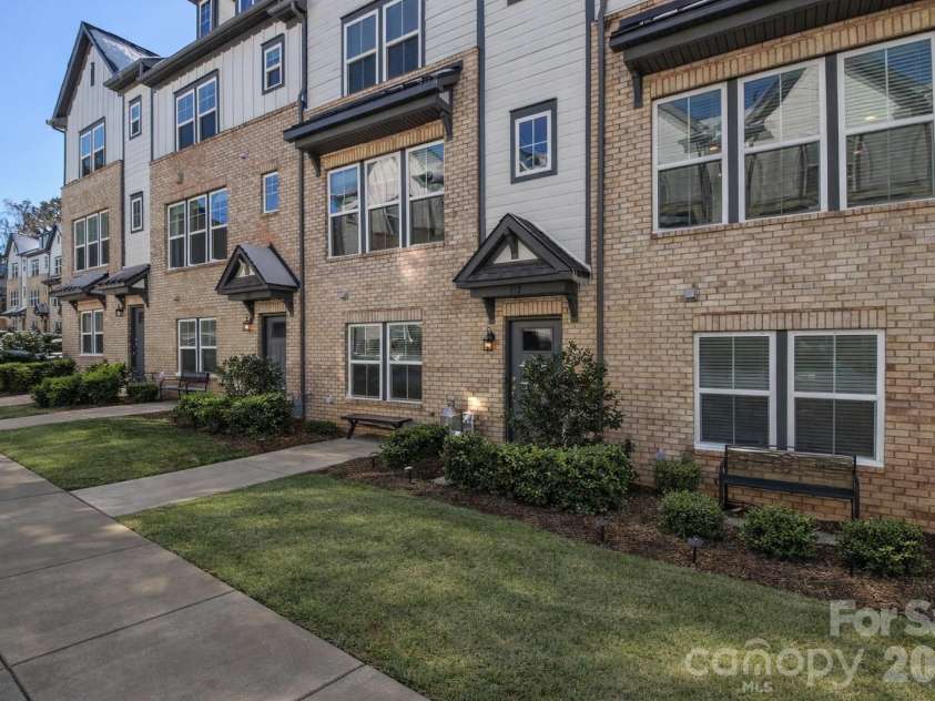 612 Tudor Park Way, Charlotte, NC 28211.  MLS# CAR4343466, YatesRealty ID 9498. Snow removed with AI