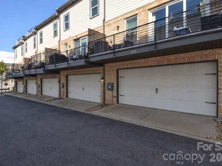 612 Tudor Park Way, Charlotte, NC 28211.  MLS# CAR4343466, YatesRealty ID 9498. Snow removed with AI
